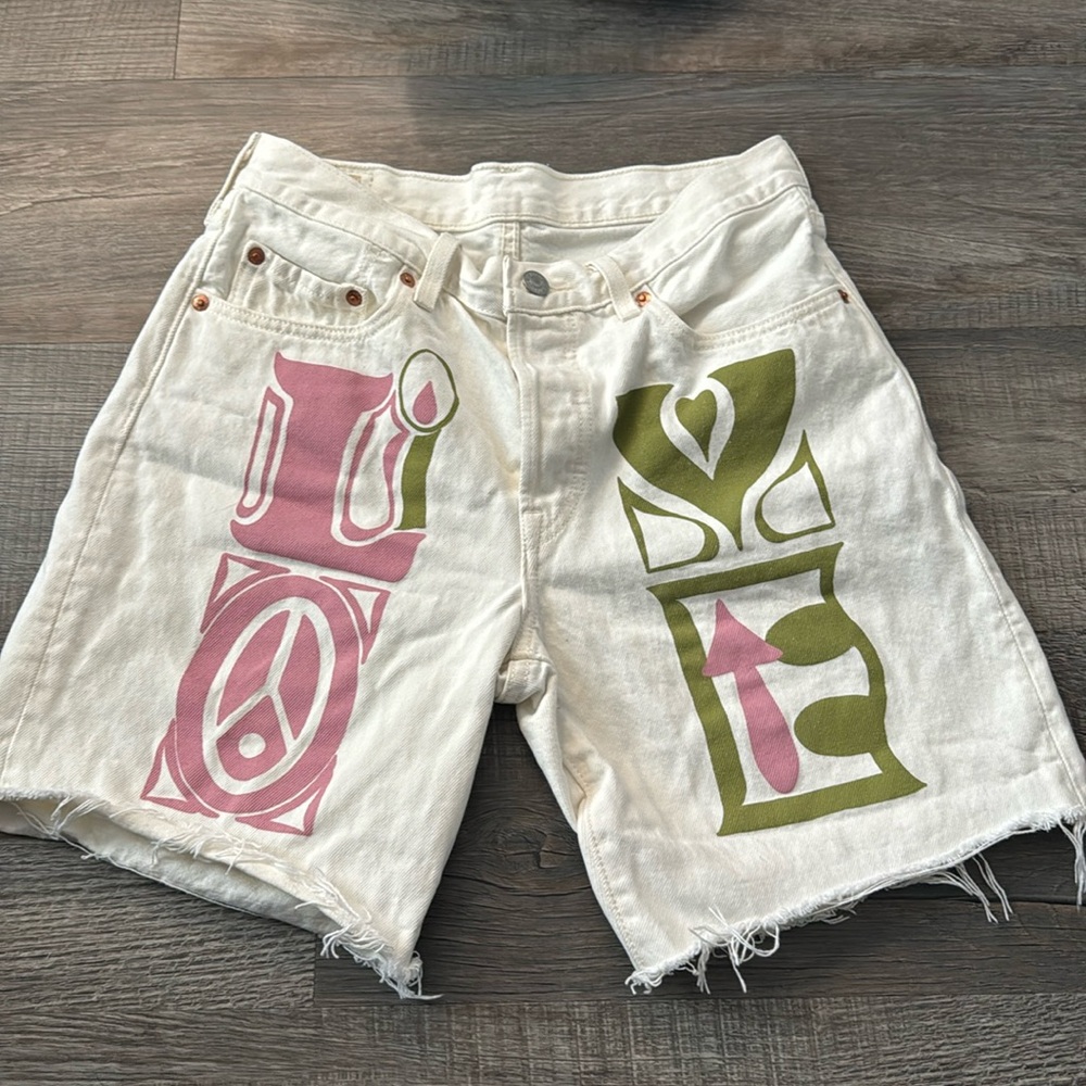 LEVI’s white jean shorts.